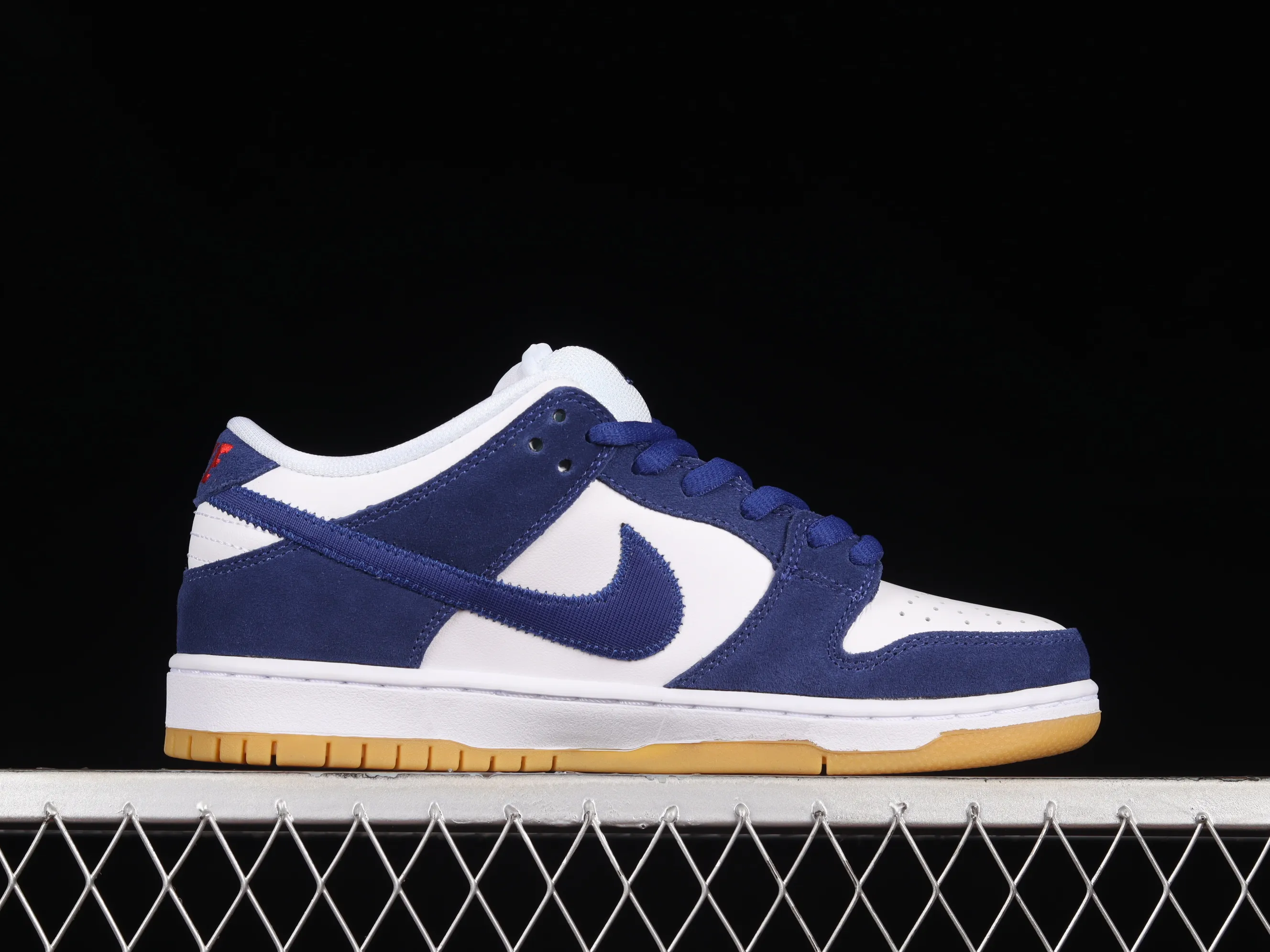 All Categories Nk SB Dunk Series Nk SB Dunk Low Low-top Sneakers F Version Nk SB Dunk Low White and Blue Los Angeles Dodgers SB Smashing Backboard Fashion Casual Sneakers DO9395-400